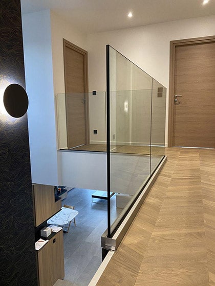 نرده شیشه ای اکسپوز یا روکار